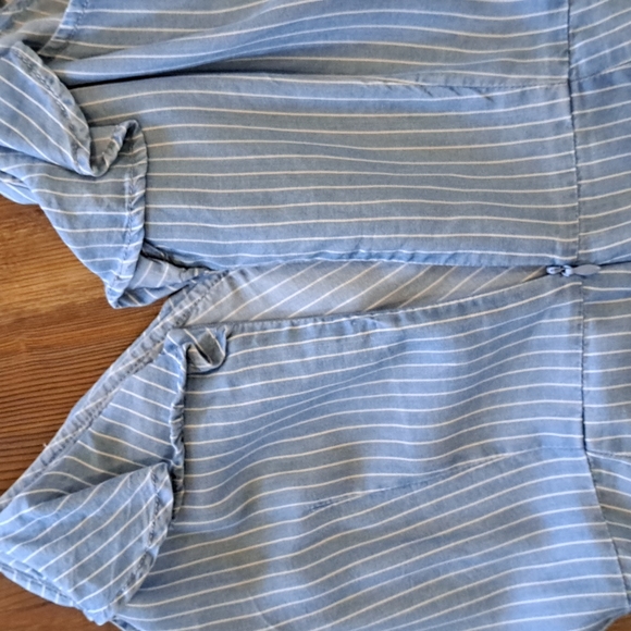 Gently worn 1250°C adorable short rompers in crisp blue/white pinstripe. Sz s - Picture 5 of 8